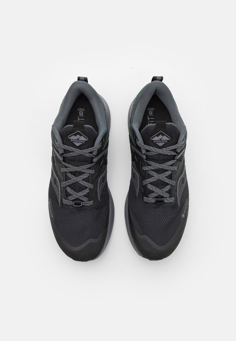 Zwarte sportieve schoenen met een mesh bovenwerk, textuur overlays en grijze veters. Voorzien van een gevoerd kraag en een rubberen buitenzool voor grip.