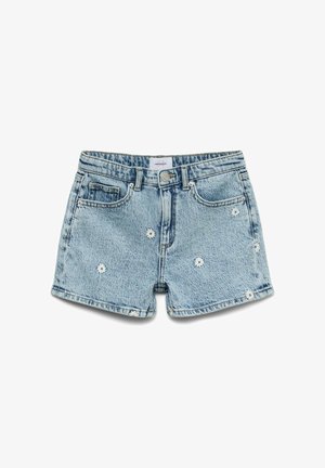 Short en denim bleu clair avec des marguerites blanches brodées, bouton devant, passants de ceinture et deux poches avant.