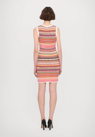 Rankovėmis neslėgiamas, prigludęs suknelė su multicolor horizontaliomis juostelėmis rožinės, oranžinės ir juodos spalvų. Tekstūruotas audinys ir apatinė dalis baigiasi virš kelių.