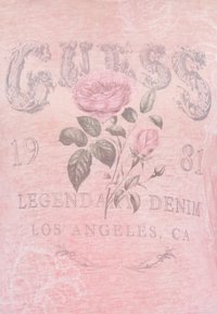 Țesătură roz cu text în stil vintage "CULTS 1981 Legendary Denim Los Angeles, CA" și ilustrație detaliată a trandafirilor roz cu frunze verzi.