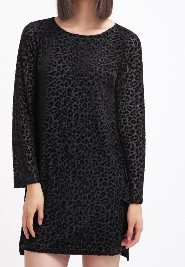 Svart leopardmönstrad klänning med långa ärmar, rund hals och ett mjukt, strukturerat tyg med en subtil lyster. Sidoklipp i fållen.