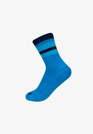 Helles, blaues Sportsockenpaar mit dunklen und helleren blauen horizontalen Streifen nahe der Manschette, dargestellt auf einem schlichten weißen Hintergrund.