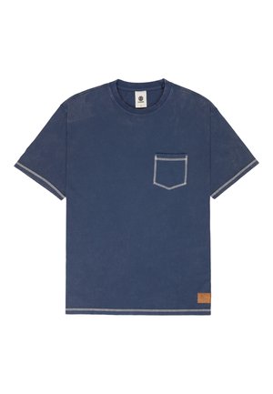 Donkerblauw T-shirt met korte mouwen, witte contrasterende stiksels, linkervoorzakje op de borst, ronde hals en een klein bruin logo-patchje aan de onderzoom.