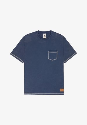 T-shirt blu navy a maniche corte con cuciture bianche a contrasto, taschino sul petto a sinistra, collo rotondo e una piccola toppa logo marrone sull'orlo inferiore.