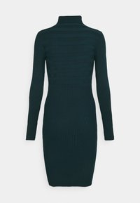 Vestido de cuello alto en azul oscuro, con textura acanalada y rayas en la parte superior, y una silueta ajustada que llega hasta el dobladillo.