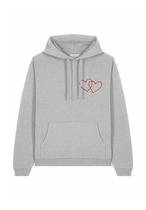 Haut à capuche gris en matériau doux, avec une poche kangourou à l'avant et deux motifs de cœurs rouges entrelacés sur le côté gauche.