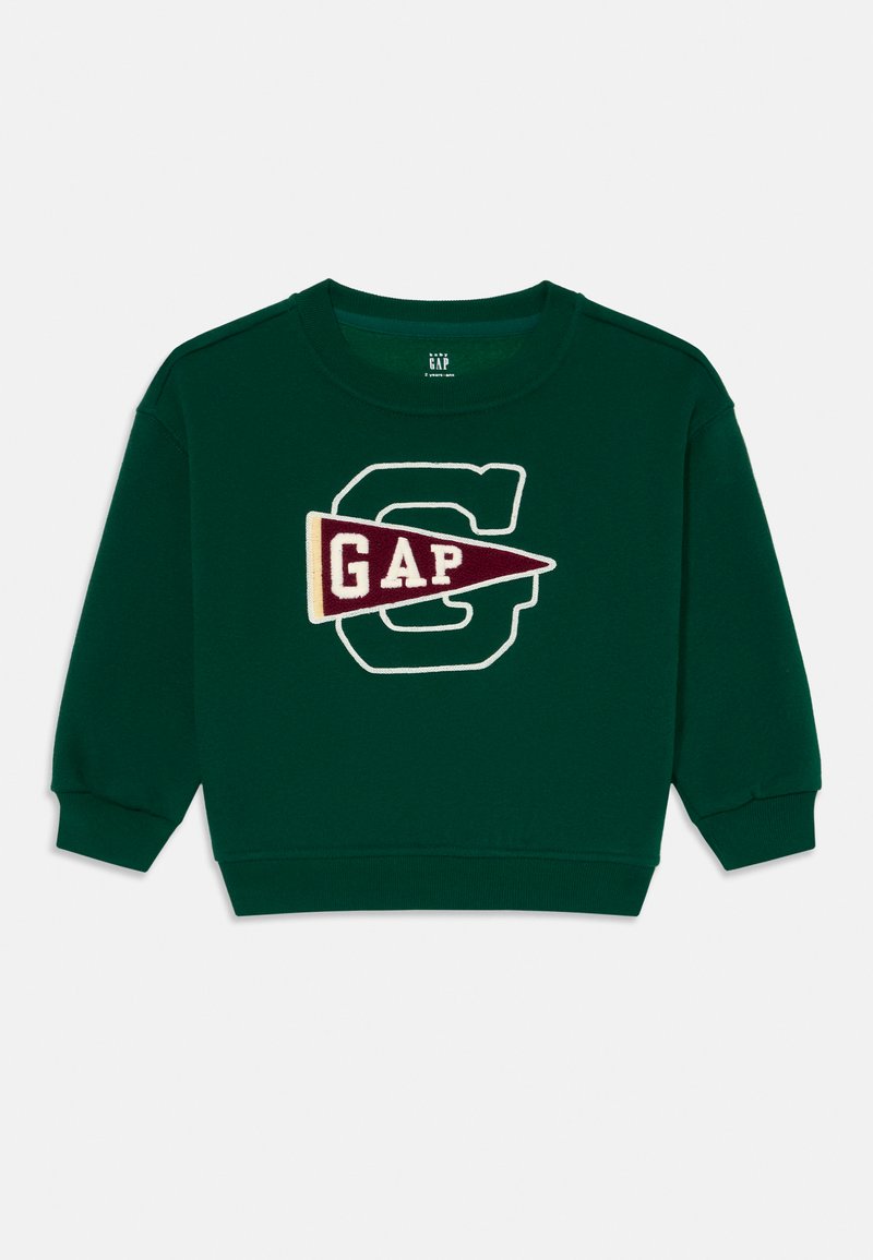 Grön sweatshirt med ribbade muddar och fåll. Har en vit broderad "G" och en vinröd vimpel som visar "GAP." Mjuk tygstruktur.