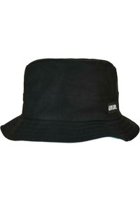 Schwarzer Bucket Hat aus robustem Material. Verfügt über eine breite Krempe, eine strukturierte Krone und ein kleines Markenschild an der Seite.