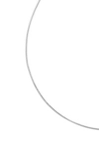 Silberne Metallkettengürtel, mit einem flachen, quadratischen Glieddesign, das eine glatte Textur und einen subtilen Glanz aufweist, sanft gewunden vor einem weißen Hintergrund.