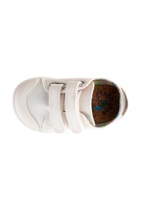 Zapatilla blanca para niño pequeño con dos correas de Velcro, punta de goma y forro interior colorido, vista desde arriba.