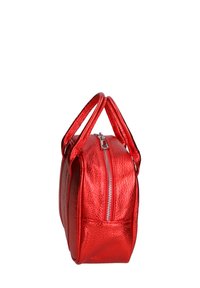 Borsa a mano metallica rossa di forma rettangolare, con doppio manico e chiusura a zip superiore. Superficie testurizzata con una lucentezza liscia e ferramenta argentata.