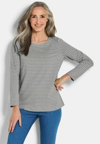 Grijs gestreepte lange mouw top met een ronde hals, zachte stof en een relaxte pasvorm. Gecombineerd met blauwe denim jeans.