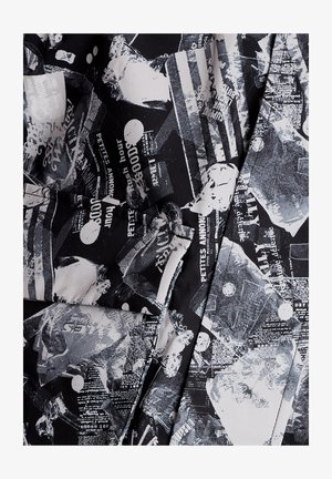 Sort og hvidt stof med abstrakt, lagdelt avis- og teksttryk, inklusive sætninger som "PETITES ANNONCES" og "good hour."