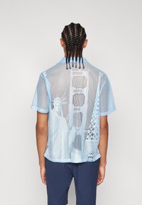 HUF WORLD TOUR SHIRT UNISEX - Krekls - cloud blue