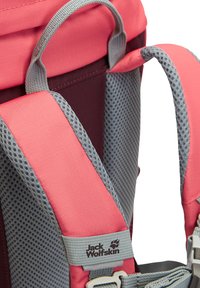 Jack Wolfskin Rucksack mit pinkem Stoff und grauen Netzträgern. Verfügt über gepolsterte Schultergurte und markiertes Zubehör mit Logo-Detail.