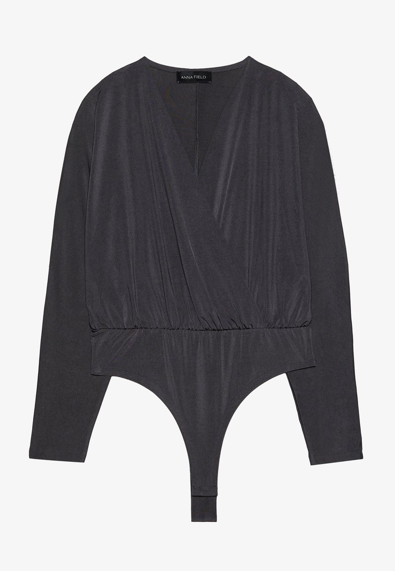 Czarny longsleeve body z głębokim dekoltem w kształcie V, skrzyżowanym projektem, talią wciętą oraz tyłem w string. Wykonane z miękkiego, elastycznego materiału.