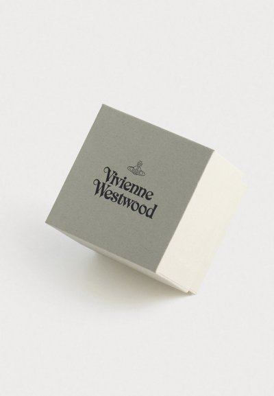 Mažas smėlio spalvos dežutė su juodu Vivienne Westwood logotipu ir orb simboliu ant švarios baltos fono.