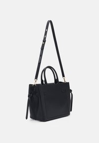 Borsa a tracolla nera in pelle con manici superiori doppi, una tracolla removibile e dettagli in metallo dorato. Texture liscia con dettagli minimi.