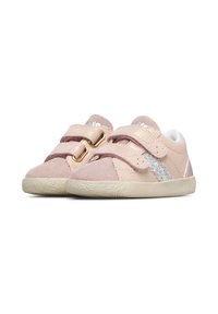 Sneakers rosa per bambini realizzati in suede e pelle, con due cinturini in Velcro, dettagli glitterati e suole in gomma testurizzata.