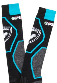 Calcetines negros con un diseño hexagonal en azul claro, acentos en gris y un logo. Puños acanalados, material de punto ligero.