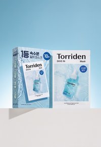 Pakkaus maskista Torriden DIVE IN, jossa on sinivalkoinen suunnittelu, esittelee vesiroiskeen ja tietoja hyaluronihapon sisällöstä.