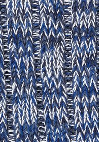 Dzianina z wzorem w paski w odcieniach niebieskiego, szarego i białego, o miękkiej teksturze i charakterystycznym wzorze ściegów w zygzak.