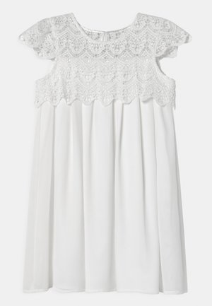 Weißes Kleid mit einem spitzenähnlichen, strukturierten Oberteil, kurzen Flügelärmeln und einem fließenden Rock. Leichter, glatter Stoff durchgehend.