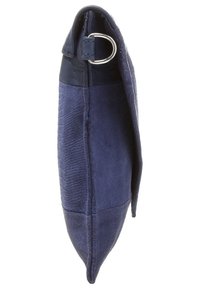 Námořnická modrá kabelka s hladkým koženým vrškem a texturovanou semišovou konstrukcí. Má elegantní tvar a kovový okraj nahoře.