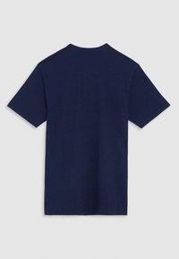 T-shirt à manches courtes bleu marine en tissu doux et texturé. Il présente un col rond et des ourlets nets sans logos ni graphismes visibles.