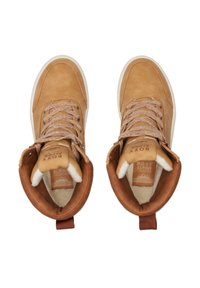 Tan lederne High-Top-Schuhe mit beiger Fleece-Fütterung, braunen Akzenten und strukturierten, gewebten Schnürsenkeln. Verfügt über eine Zuglasche an der Ferse.