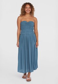 Ärmelloses Maxikleid aus blauer Stoff mit gerafftem Oberteil und Rüschendetails; fließender Rock und leichter Stoff für hohen Tragekomfort.