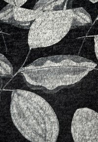 Schwarzer Stoff mit einem strukturierten Muster aus überlappenden grauen Blättern, das helle und dunkle Schattierungen für Kontrast und Tiefe aufweist.