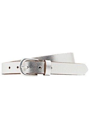Ceinture en cuir métallisé argent avec boucle métallique ronde et passant, roulée sur fond blanc.