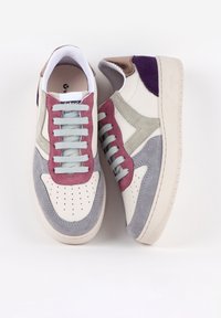 Sneakers bianchi con dettagli in suede grigio, bordeaux e viola. Presentano una punta perforata, lacci sul davanti e suola in gomma testurizzata.