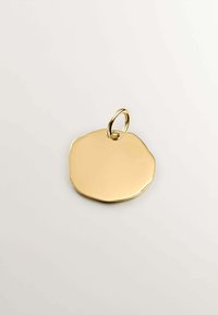 Colgante circular de oro con un borde irregular y texturizado, y un pequeño lazo sencillo para la sujeción. Superficie lisa y reflectante.