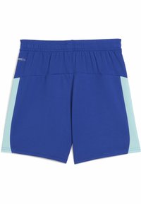 Zilā sporta šorti, kas izgatavoti no mitrumu necaurlaidīgas auduma, ar gaiši ziliem sānu paneļiem un elastīgu jostasvietu komfortam.