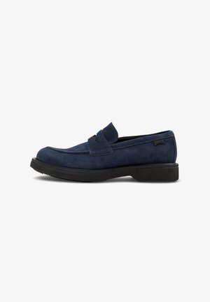 Navyblaue Wildleder Slipper mit einfachem Design, das eine glatte Textur, eine runde Zehenpartie und eine niedrige schwarze Gummisohle aufweist.