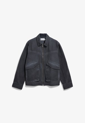 Donkergrijze, ritssluiting jas met twee grote voorzakken, een puntige kraag en een ietwat gestructureerde stof. Klassieke rechte pasvorm met lange mouwen.