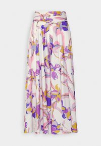 Ziedu maksi svārki no viegla auduma ar baltu pamatni, uz kuras ir purpura, roz�ā un dzeltenu rakstu izdrukas, un ar piegulošu jostas dizainu.