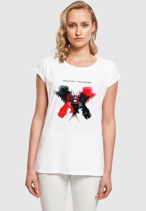 Weißes Baumwoll-T-Shirt mit hochgerollten Ärmeln, das ein farbenfrohes Grafikdesign aus roten, schwarzen und rosa Federn zeigt. Der Text über dem Design lautet "KINGS_OF_LEON... ONLY_BY_THE_NIGHT."