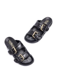 Sandali neri tipo slide realizzati in materiale liscio, con due fasce larghe e fibbie dorate e una soletta sagomata per il comfort.