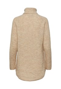 Beżowy dzianinowy sweter z wysokim kołnierzem, opuszczonymi ramionami i luźnym krojem. Tekstura jest miękka z subtelnym melanżowym wzorem.