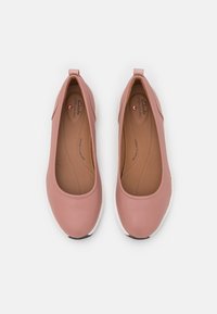 Ballerine rosa realizzate in pelle liscia con punta arrotondata, retro elasticizzato e soletta morbida, dotate di suola bianca a contrasto.