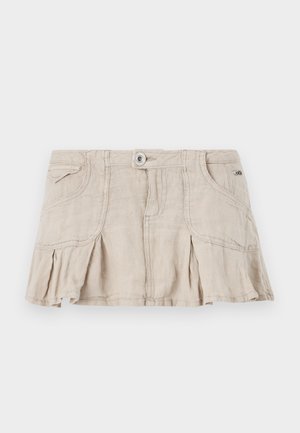 Beige Leinen-Minirock mit gefaltetem Design, vorderer Knopfverschluss und zwei Seitentaschen. Hat eine leichte Textur und einen lässigen Stil.