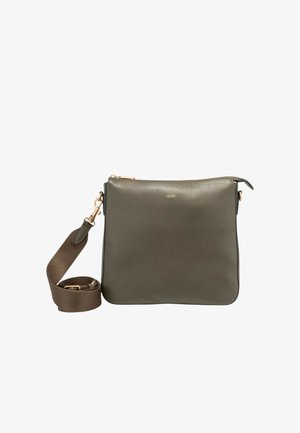 Borsa a tracolla rettangolare in pelle verde oliva con texture liscia, cerniera superiore e tracolla in tessuto marrone removibile. Design minimalista con dettaglio logo.