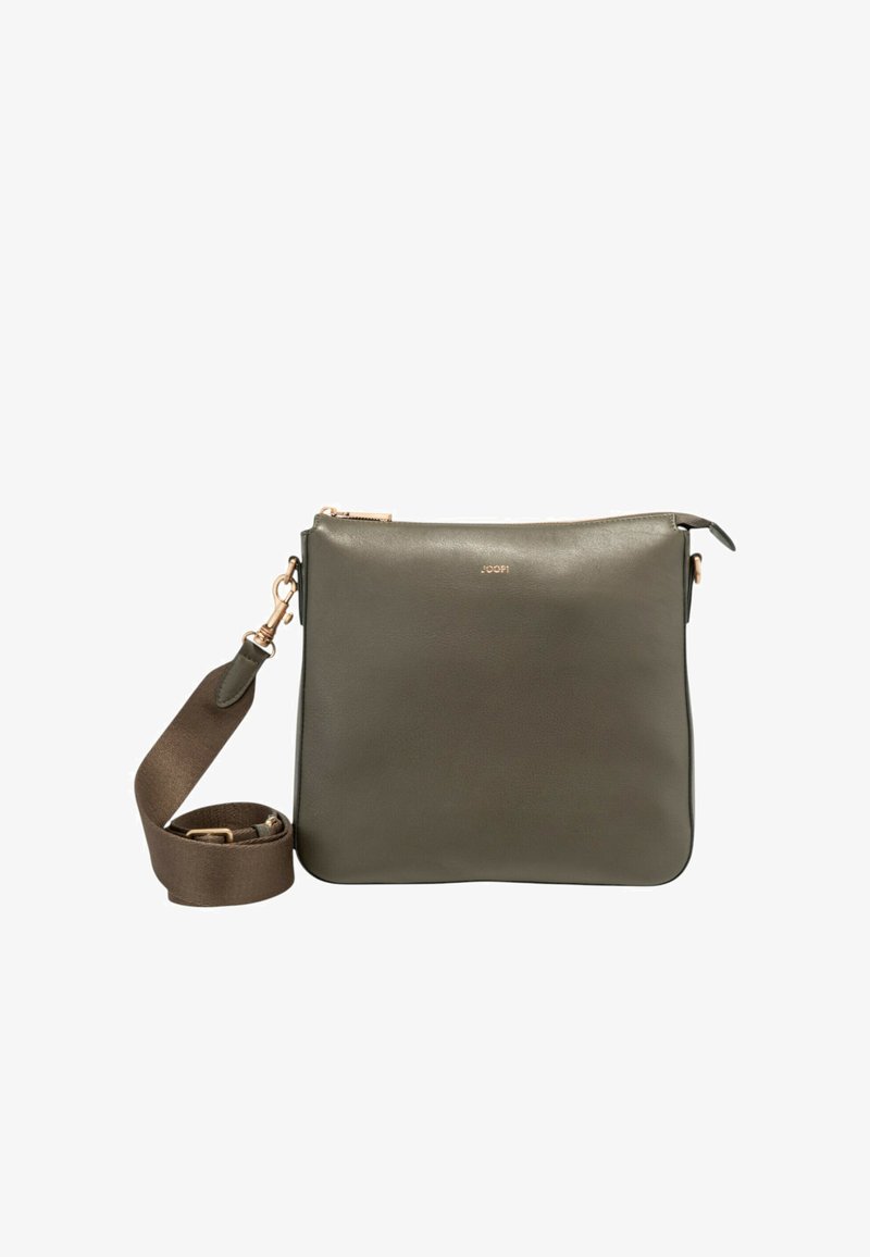 Rechthoekige olijfgroene leren schoudertas met een gladde textuur, een bovenzipper en een afneembare bruine stoffen riem. Minimalistisch ontwerp met logodetail.