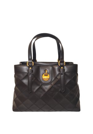 Borsa in pelle nera trapuntata con doppi manici e chiusura centrale circolare dorata su sfondo bianco.