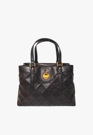 Borsa in pelle nera trapuntata con doppi manici e chiusura centrale circolare dorata su sfondo bianco.