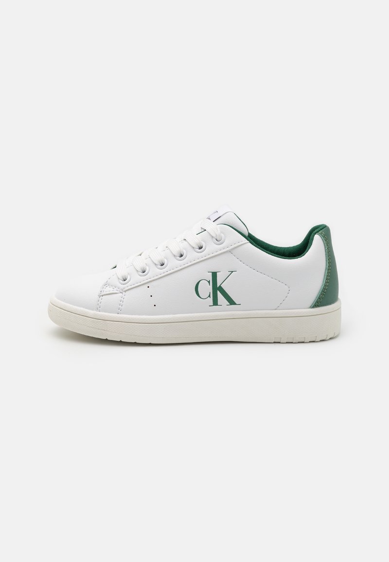 Baskets basses blanches avec accents verts, lacets et logo "cK" sur le côté, vues de l'extérieur sur un fond neutre.