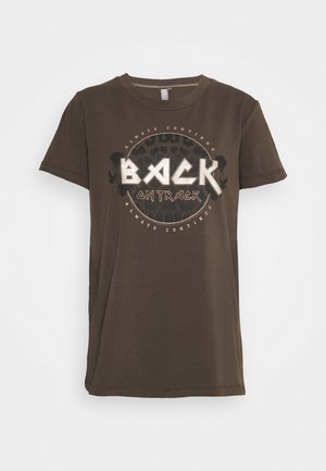 T-shirt marron foncé à manches courtes avec un graphisme circulaire portant la mention « Back on Track », entouré du texte « Always Continue » et de motifs abstraits.